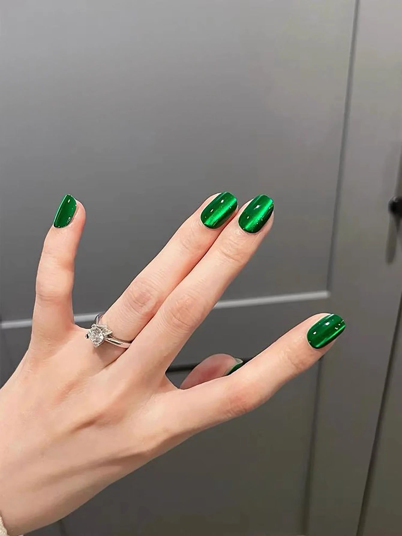 WS Autumn And Winter Green Glass Bead Cat Eye Gel Nail