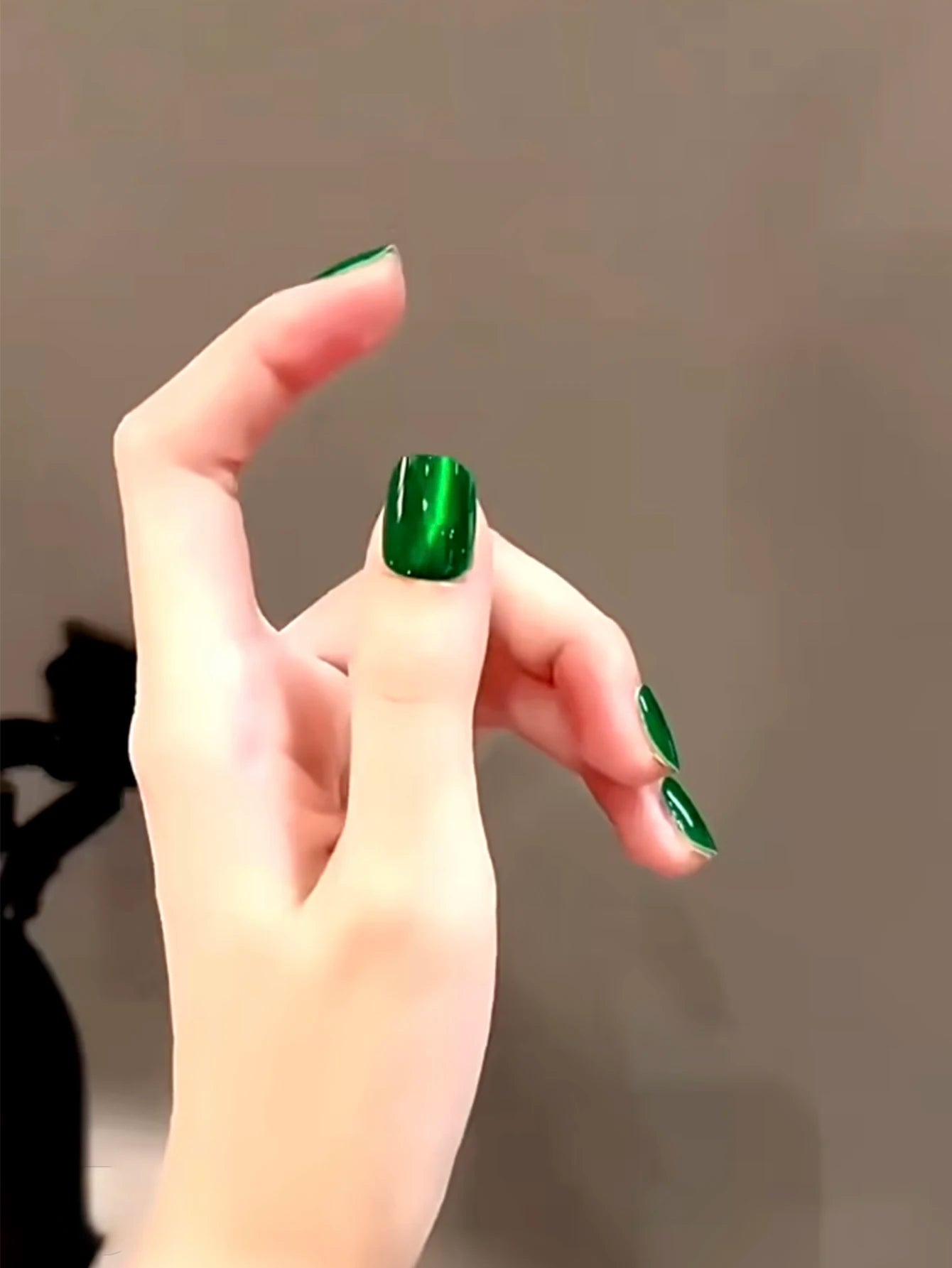 WS Autumn And Winter Green Glass Bead Cat Eye Gel Nail